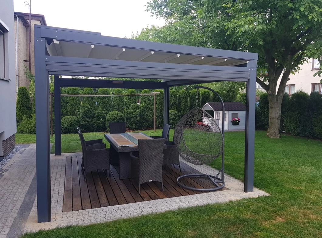 Wolnostojąca pergola aluminiowa z rozsuwanym dachem - realizacja Elprim Tarnowskie Góry